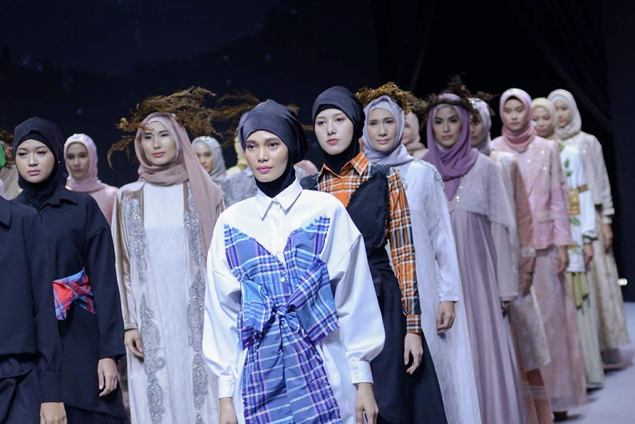 Modest Fashion Indonesia 2025: Transformasi Busana Muslimah ke Panggung Dunia